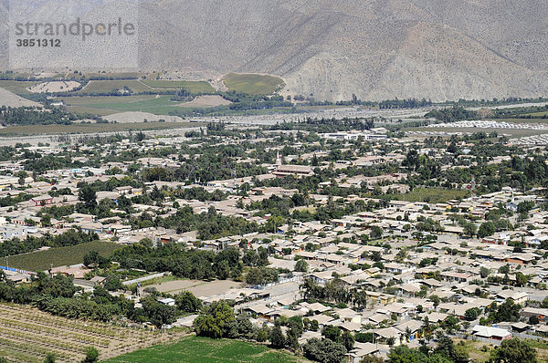 Übersicht  Stadt  Häuser  Stadtansicht  Vicuna  Valle d`Elqui  Elqui Tal  La Serena  Norte Chico  Nordchile  Chile  Südamerika