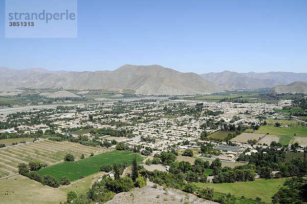 Übersicht  Stadt  Häuser  Stadtansicht  Berge  Landschaft  Vicuna  Valle d`Elqui  Elqui Tal  La Serena  Norte Chico  Nordchile  Chile  Südamerika