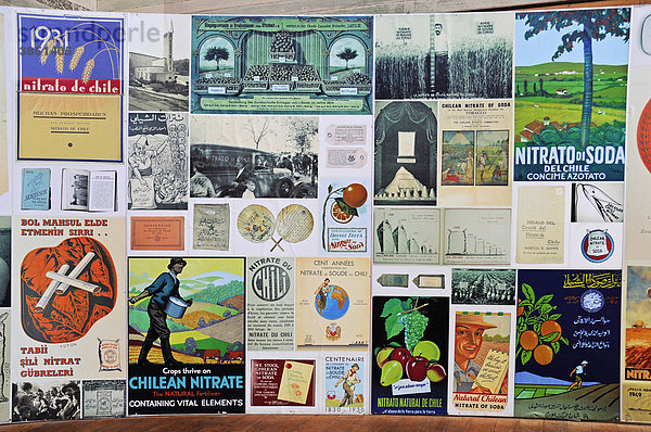 Historische Ausstellungsstücke  Plakate  Salpeterwerke  verlassene Salpeterstadt  Geisterstadt  Museum  Unesco Weltkulturerbe  Humberstone  Iquique  Norte Grande  Nordchile  Südamerika
