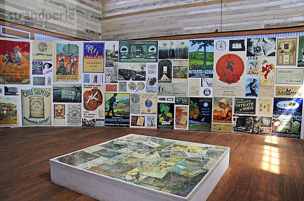 Historische Ausstellungsstücke  Plakate  Salpeterwerke  verlassene Salpeterstadt  Geisterstadt  Museum  Unesco Weltkulturerbe  Humberstone  Iquique  Norte Grande  Nordchile  Südamerika