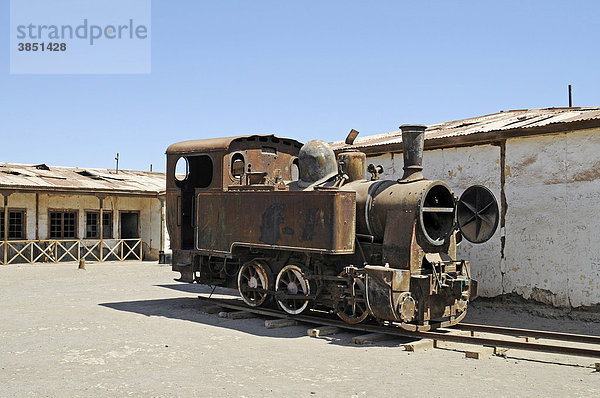Lokomotive  Eisenbahn  Humberstone  Salpeterwerke  verlassene Salpeterstadt  Geisterstadt  Wüste  Museum  Unesco Weltkulturerbe  Iquique  Norte Grande  Nordchile  Südamerika