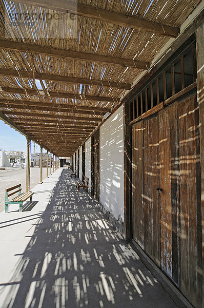 Überdachte Eingänge  Sonnenschutz  Türen  Häuser  Humberstone  Salpeterwerke  verlassene Salpeterstadt  Geisterstadt  Wüste  Museum  Unesco Weltkulturerbe  Iquique  Norte Grande  Nordchile  Südamerika
