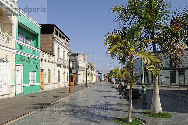 Avenida Baquedano  historische Gebäude  bunte Häuser  Holzhäuser  Straße  Fußgängerzone  Iquique  Norte Grande  Nordchile  Chile  Südamerika