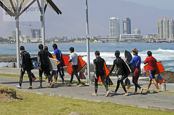 Viele Surfer  Surfbretter  Gruppe  Uferpromenade  Küste  Iquique  Norte Grande  Nordchile  Chile  Südamerika