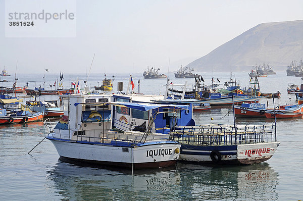 Ausflugsboote  Fischerboote  Schiffe  Hafen  Schriftzug  Iquique  Norte Grande  Nordchile  Chile  Südamerika