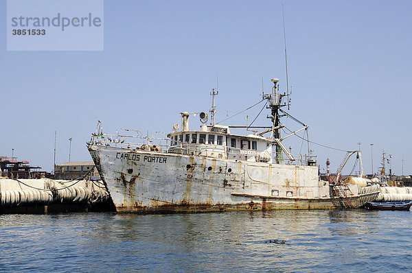 Altes  heruntergekommenes Schiff  Schiffswrack  Frachthafen  Hafen  Iquique  Norte Grande  Nordchile  Chile  Südamerika