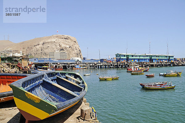 Kleine  bunte Fischerboote  Hafen  El Morro  Berg  Wahrzeichen  Arica  Norte Grande  Nordchile  Chile  Südamerika