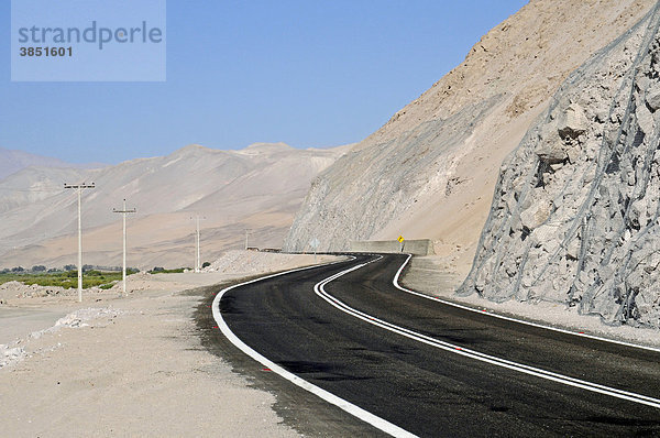 Leere  einsame Straße  schwarzer Asphalt  Atacama-Wüste  Wüstenberge  Arica  Norte Grande  Nordchile  Chile  Südamerika
