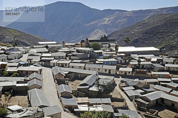Übersicht  Wellblech  Dächer  Häuser  Berge  Dorf Socoroma  Putre  Altiplano  Norte Grande  Nordchile  Chile  Südamerika