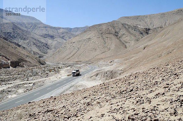 LKW  einsame Straße  Atacama-Wüste  Wüstenberge  Arica  Norte Grande  Nordchile  Chile  Südamerika