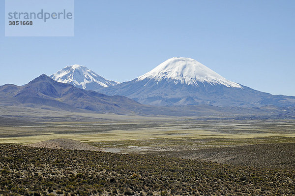 Pomerape  Parinacota  Zwillingsvulkane  Vulkane  Berglandschaft  Vegetation  Lauca Nationalpark  Altiplano  Norte Grande  Nordchile  Chile  Südamerika