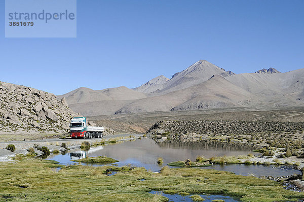 LKW  Straße  Vegetation  Berglandschaft  Las Cuevas  Höhlen  Conaf Station  Lauca Nationalpark  Altiplano  Norte Grande  Nordchile  Chile  Südamerika