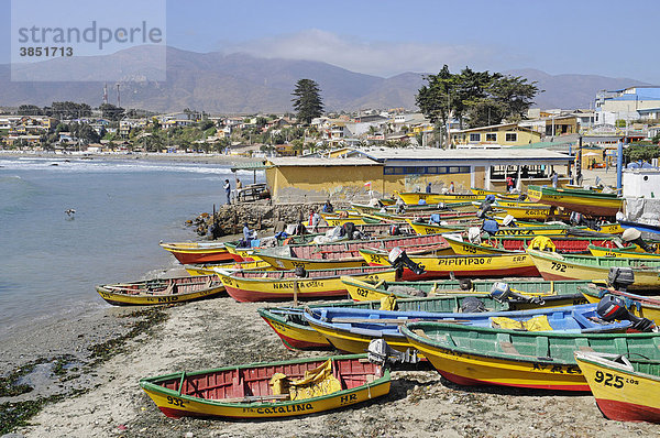 Bunte Fischerboote  Strand  Hafen  Fischerhafen  Küste  Los Vilos  Pichidangui  kleiner Ferienort  Seebad  Norte Chico  Nordchile  Chile  Südamerika