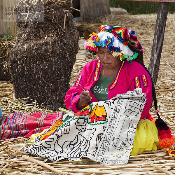 Peruanische Uru-Frau beim Sticken  Inseln der Uros  Titicacasee  Puno Region  Peru  Südamerika