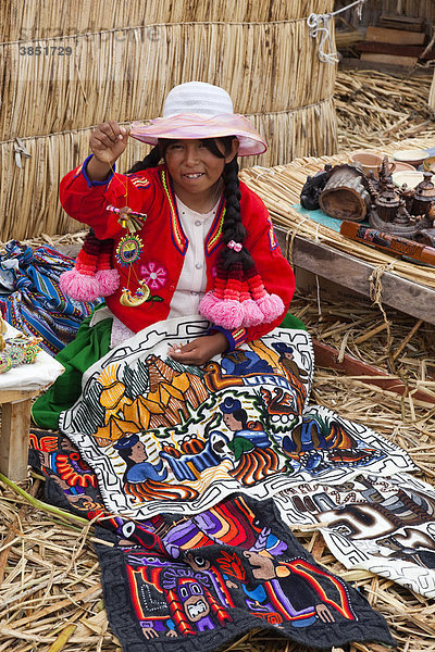 Peruanische Uru-Frau beim Verkauf von Souvenirs  Inseln der Uros  Titicacasee  Puno Region  Peru  Südamerika