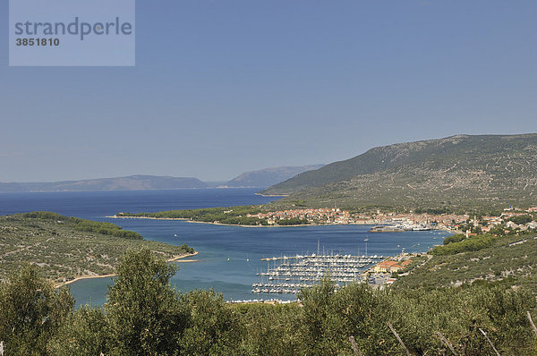 Bucht mit Blick auf Cres  Kvarner Bucht  Insel Cres  Kroatien  Europa