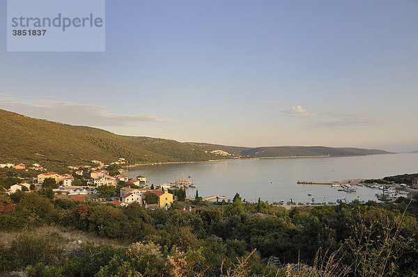 Blick von Vidovice nach Martinscica  Insel Cres  Kroatien  Europa