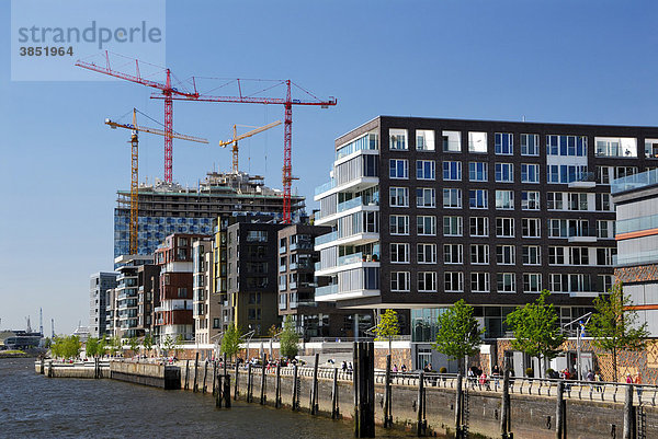 Moderne Architektur am Kaiserkai und die im Bau befindliche Elbphilharmonie in der Hafencity von Hamburg  Deutschland  Europa