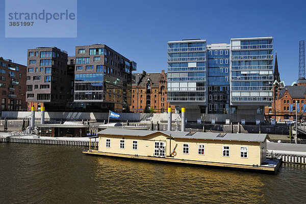 Der Traditionsschiffhafen mit Hausboot in der Hafencity von Hamburg  Deutschland  Europa
