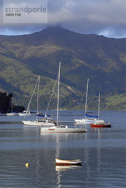 Boote im Hafen von Akaroa und Nebel über den Hügeln von Banks Peninsula  Region Canterbury  Südinsel  Neuseeland