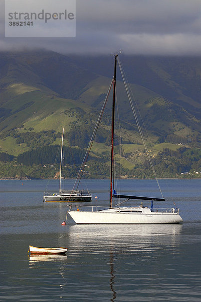 Boote im Hafen von Akaroa und Nebel über den Hügeln von Banks Peninsula  Region Canterbury  Südinsel  Neuseeland