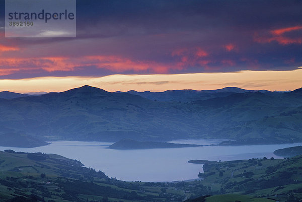 Sonnenuntergang über dem Hafen von Akaroa  Banks Peninsula  Region Canterbury  Südinsel  Neuseeland