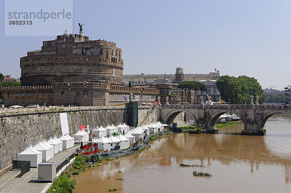 Engelsburg  Castel Sant Angelo  Mausoleum für Kaiser Hadrian  mit schlammigem Tiber  Rom  Italien  Europa