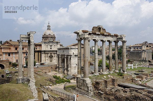 Forum Romanum  mit dem Tempel des Saturn  und der Kirche Santi Luca e Martina  Rom  Italien  Europa