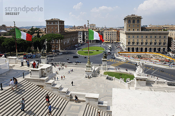 Aussicht vom Denkmal Vittorio Emanuele zur Piazza Venezia  il Vittoriano  Rom  Italien  Europa