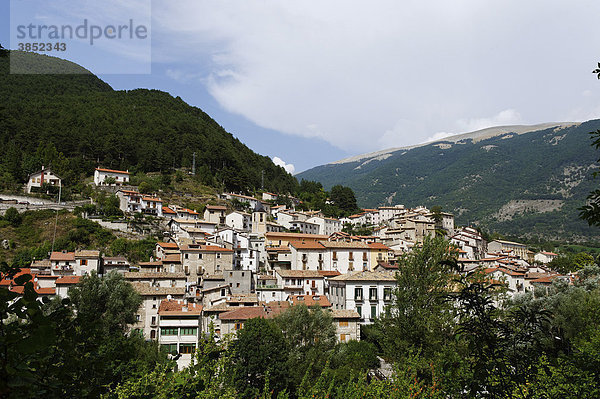 Villetta Barrea  Nationalpark Abruzzen  Provinz L'Aquila  Apennin  Abruzzen  Abruzzo  Italien  Europa