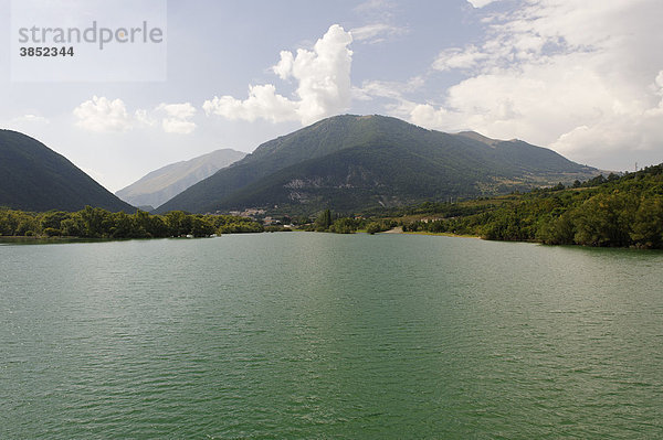Lago di Barrea  Nationalpark Abruzzen  Provinz L'Aquila  Apennin  Abruzzen  Abruzzo  Italien  Europa
