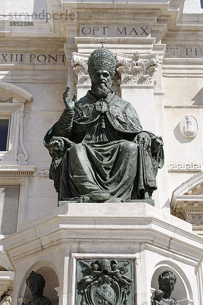 Statue von Papst Sixtus V.  Basilica della Casa Santa  Wallfahrtsort Loreto  Provinz Ancona  Marken  Marche  Italien  Europa