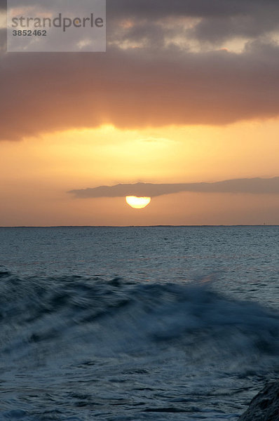 Sonnenaufgang  Wasser und Wellen an der Küste  Blaue Stunde  Riviera  Ligurien  Italien  Europa