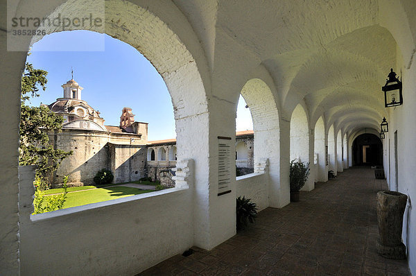 Säulen-Arkade und Blick auf die Kirche der Estancia der Jesuiten in Alta Gracia  UNESCO Welterbe  Cordoba  Argentinien  Südamerika