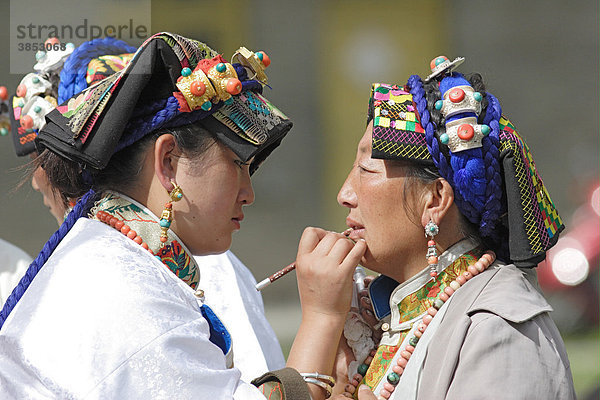 Jia Rong tibetische Tänzerinnen  beim Auftragen von Lippenstift  Zhuokeji  Sichuan  China  Asien