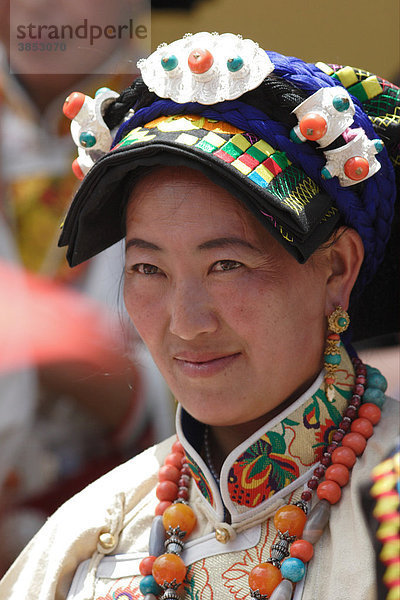 Jia Rong tibetische Tänzerin  Zhuokeji  Sichuan  China  Asien