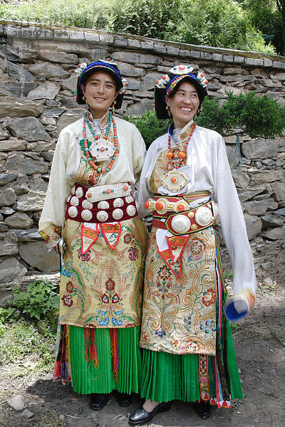 Jia Rong tibetische Frauen in Tracht  Zhuokeji  Sichuan  China  Asien