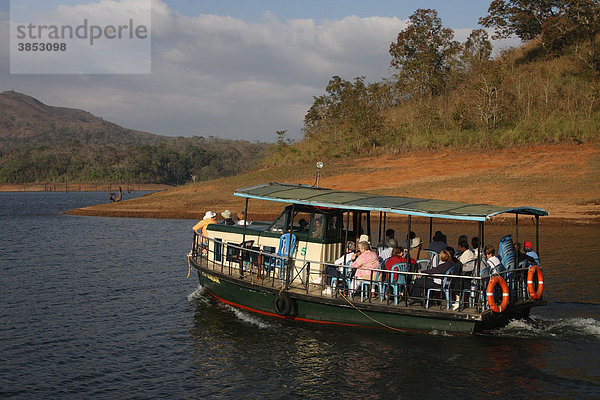 Tierbeobachtungen  Boot mit Touristen  Periyar Sanctuary  Kerala  Indien  Asien