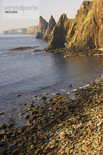 Stacks of Duncansby  Felsnadeln  und felsiger Strand im Morgenlicht  Sutherland  Highlands  Schottisches Hochland  Schottland  Großbritannien  Europa