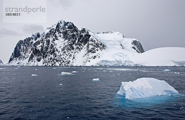 Eisberge und Steilküste  Lemaire-Kanal  Antarktische Halbinsel  Antarktis