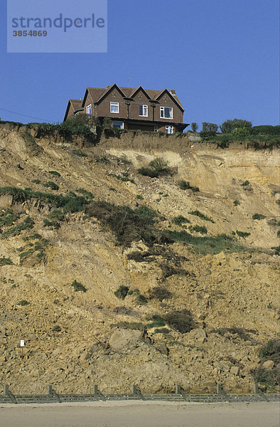 Häuser am Rande einer erodierten Klippe  Nord-Norfolk  England  Großbritannien  Europa