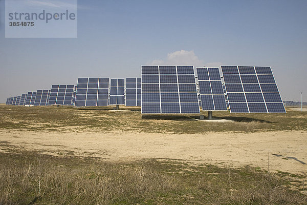 Solarstrom  Photovoltaik-Panele auf Ackerland  Spanien  Europa