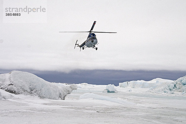 Hubschrauber bringt Öko-Touristen zu einer Kaiser Pinguin-Kolonie  Snow Hill Island  Antarktische Halbinsel  Antarktis