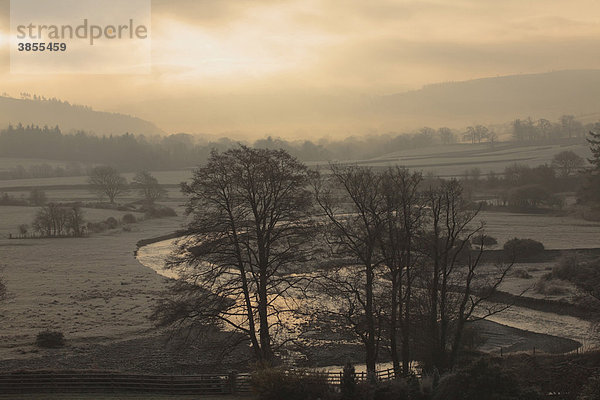Frost und Nebel in der Morgendämmerung  am Zusammenfluss der Flüsse Severn und Dulas  Winter  in der Nähe von Llanidloes  Powys  Wales  Großbritannien  Europa