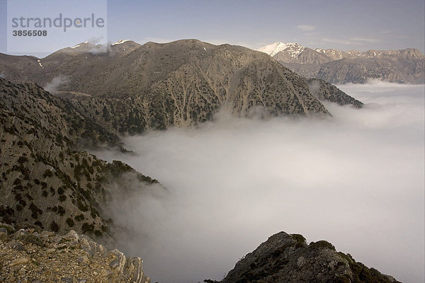 Berghänge mit Nebeltal  Samaria-Schlucht  Samaria-Schlucht Nationalpark  Weiße Berge  Kreta  Griechenland  Europa