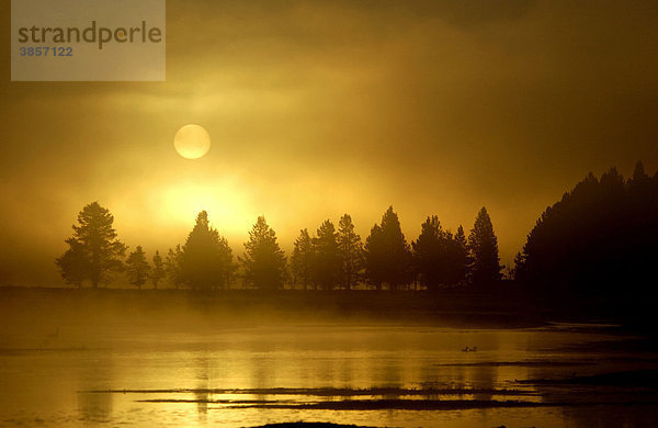 Nebliger Sonnenaufgang über dem Wasser  Yellowstone-Nationalpark  USA  Nordamerika