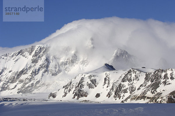 Schnee und wolkenbedeckte Berge  Südgeorgien