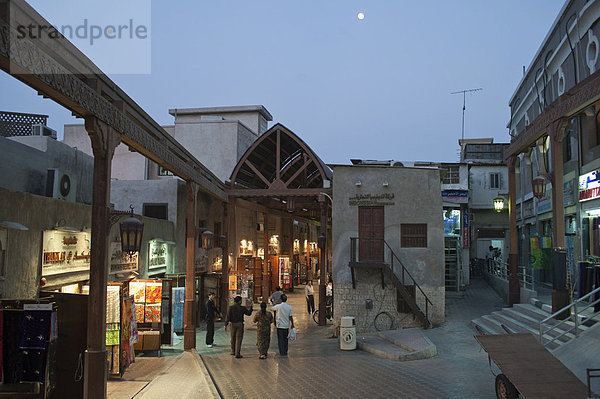 Straßenszene im alten Souq von Dubai am Abend  Dubai  Vereinigte Arabische Emirate  Naher Osten