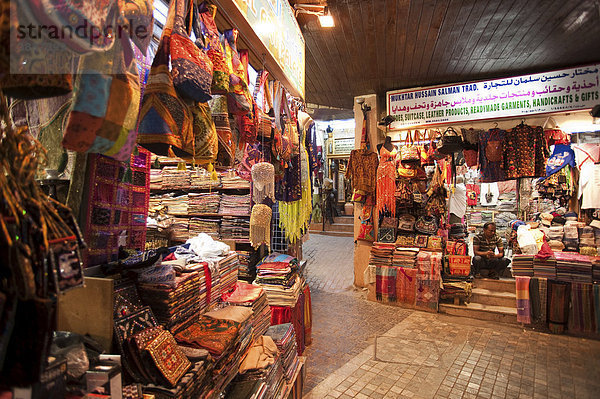 Textil- und Ledergeschäft im Souq von Mutrah  Oman  Naher Osten