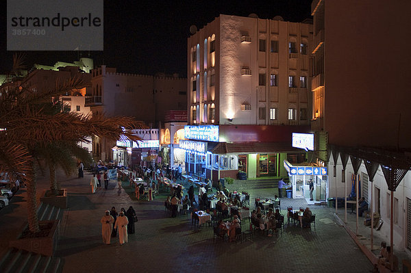 Straßenszene am Abend im Souq von Mutrah  Oman  Naher Osten
